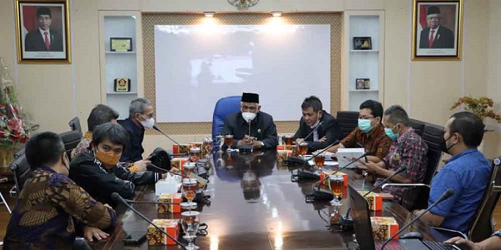 Pimwan DPRD Jateng berdiskusi dengan Banggar DPRD Provinsi Jatim mengenai proses penganggaran di Ruang Rapim Lantai 1 Gedung Berlian, Rabu (24/11)