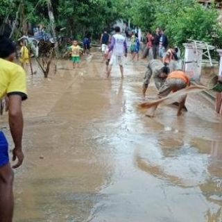 Desa Wonosoco, Kecamatan Undaan, Kabupaten Kudus diterjang banjir bandang akibat kawasan pegunungan yang gundul, Selasa (2/11)