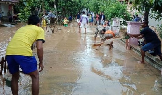 Desa Wonosoco, Kecamatan Undaan, Kabupaten Kudus diterjang banjir bandang akibat kawasan pegunungan yang gundul, Selasa (2/11)