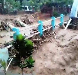 Derasnya aliran air akibat banjir di Wonosoco, Undaan, Kudus mengakibatkan jalanan dan rumah warga terendam