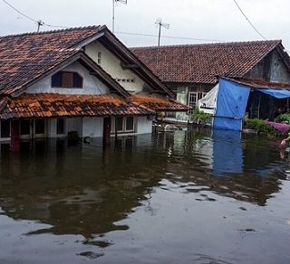 Sejumlah rumah warga Pekalongan direndam banjir pascahujang lebat yang menghuyur wilayah tersebut.