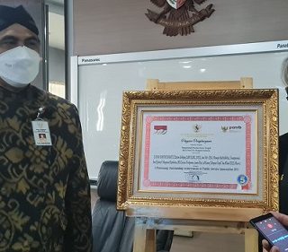 Wakil Gubernur Jateng Taj Yasin Meimoen dan penghargaan Top 5 Outstanding Achievement Servisce Innovation 2021 dari Kementerian Pendayagunaan Aparatur Sipil Negara dan Reformasi Birokrasi (MenPAN-RB) untuk RSUD Prof Dr Margono Soekarjo Purwokerto yang menciptakan program “Si Bina Cantik Bingits”