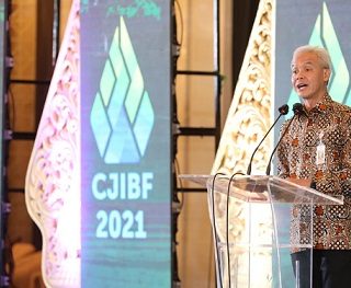 Gubernur Jawa Tengah, Ganjar Pranowo hadir dan memberi sambutan pada perhelatan Central Java Investment Business Forum (CJIBF) 2021 hari pertama di Hotel Tentrem Semarang, Rabu (10/11)