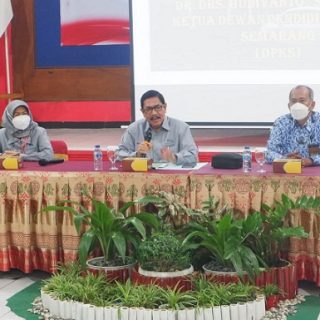 Ketua Dewan Pendidikan Kota Semarang (DPKS) Dr Drs Budiyanto SH MHum (tengah) saat menyampaikan materi Kegiatan Penguatan Komite Sekolah, di Aula SMP Negeri 39 Semarang, Rabu (10/11).