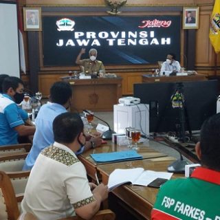 Perwakilan buruh dari Konfederasi Serikat Pekerja Indonesia (KSPI) menemui Gubernur Jateng Ganjar Pranowo untuk memberi usulan terkait besaran, Senin (15/11)