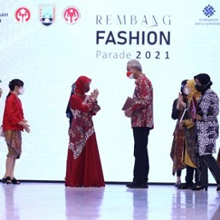 Gubernur Jawa Tengah Ganjar Pranowo dan Ketua Deskranasda Jateng Siti Atikoh, mengenakan fashion batik karya kolaborasi pengrajin dan penata busana dari Kabupaten Rembang pada acara launching "Batik Lasemku" di BBPLK Provinsi Jateng, Selasa (2/11)