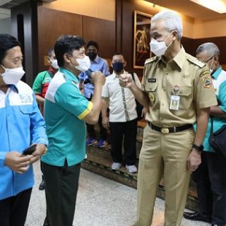 Gubernur Jateng Ganjar Pranowo menerim perwakilan buruh dari Konfederasi Serikat Pekerja Indonesia (KSPI) di kantornya, Senin (15/11)