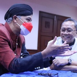 Gubernur Jateng Ganjar Pranowo dan Ketua Umum Partai Amanat Nasional (PAN), Zulkifli Hasan, berbagi tips dalam bermedia sosial usai menghadiri pembukaan acara Rakerwil I PAN di Hotel Arkenso, Kamis (4/11)