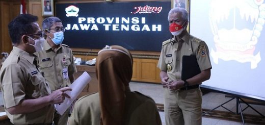 Kepala Dinas Kesehatan Provinsi Jawa Tengah, Yulianto Prabowo (kiri), berbincang dengan Gubernur Jawa Tengah, Ganjar Pranowo, usai rapat koordinasi percepatan penanganan Covid-19 di Ruang Rapat lantai 2 Gedung A, Senin (1/11)