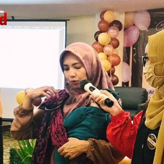 Konsultan Menggendong, Nurhayati Khasana memberikan contoh cara menggendong yang baik dan benar kepada para peserta Training Seller CuddleMe