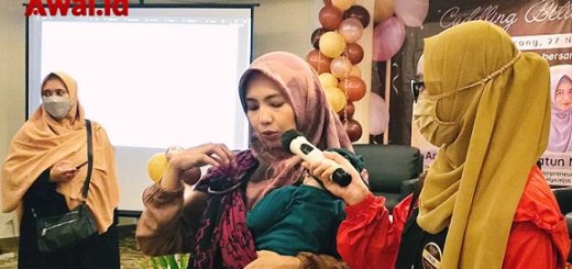 Konsultan Menggendong, Nurhayati Khasana memberikan contoh cara menggendong yang baik dan benar kepada para peserta Training Seller CuddleMe