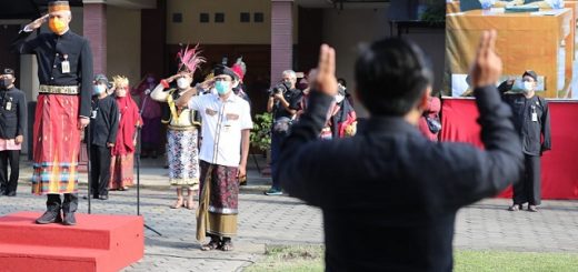 Gubernur Jateng Ganjar Pranowo memimpin upacara peringatan Hari Guru Nasional dengan mengenakan pakaian ada Makassar