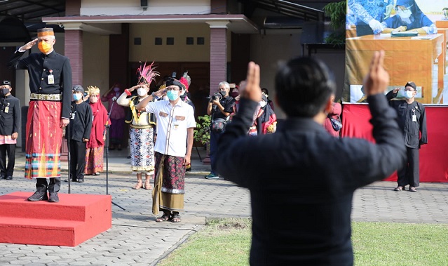 Gubernur Jateng Ganjar Pranowo memimpin upacara peringatan Hari Guru Nasional dengan mengenakan pakaian ada Makassar