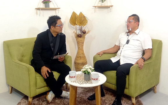 Pembina Ponpes Santri Ndalan Nusantara Henri Pelupessy (kanan) dipandu Rudy Bonsa (kiri) saat tampil di program Inspirasi Awal Media Nusantara, Rabu (17/11).