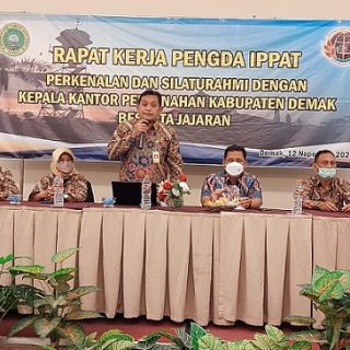 Kepala Kantor Pertanahan Kabupaten Demak, Bambang Arjanto memberikan pembekalan kepada PPAT saat berlangsung Rakerda Pengda IPPAT di hotel Amantis Demak (Foto : Istimewa)