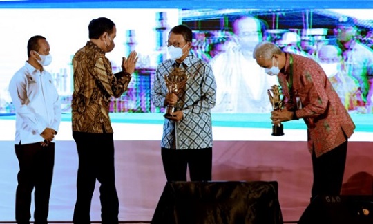 Penyerahan penghargaan Rakornas Investasi 2021 di Hotel Ritz Carlton Jakarta, Rabu (24/11)