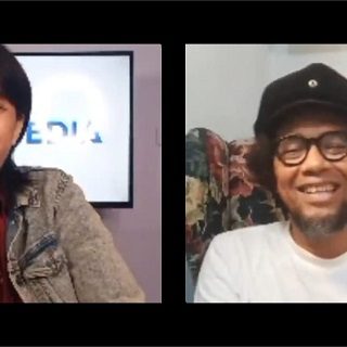 Jimi “The Upstairs” dipandu host Thariq Kamaludin saat tampil di acara Ngos-ngosan, di Studio Awal Media Nusantara, Jumat (19/11).