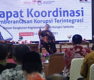 Ketua KPK, Firli Bahuri, hadir dan memberi pengarahan pada Rapat Koordinasi Pemberantasan Korupsi Terintegrasi yang diikuti seluruh Bupati/Wali Kota dan pimpinan DPRD, di Gedung Gradhika Bhakti Praja, Kamis (11/11)