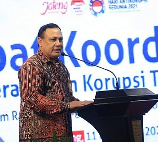 Ketua KPK, Firli Bahuri, memberi pengarahan pada Rapat Koordinasi Pemberantasan Korupsi Terintegrasi yang diikuti seluruh Bupati/Wali Kota dan pimpinan DPRD, di Gedung Gradhika Bhakti Praja, Kamis (11/11)