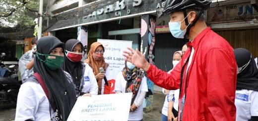 Gubernur Jawa Tengah, Ganjar Pranowo, menyerahkan secara simbolis dana pinjaman dari program kredit Lapak kepada ibu-ibu pedagang Pasar Salaman Magelang, Sabtu (27/11)