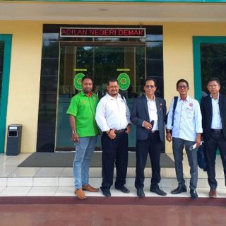 Tim Kuasa Hukum Terdakwa Muh Purnama usai menyampaikan pledoi pada sidang lanjutan di PN Demak, Senin (22/11).