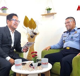 Kepala Lembaga Pemasyarakatan Terbuka Kelas II B Kendal, Rusdedy AMd IP SH MSi (kanan) dipandu Rudy Bonsa (kiri) saat tampil di program Inspirasi, Rabu (10/11).