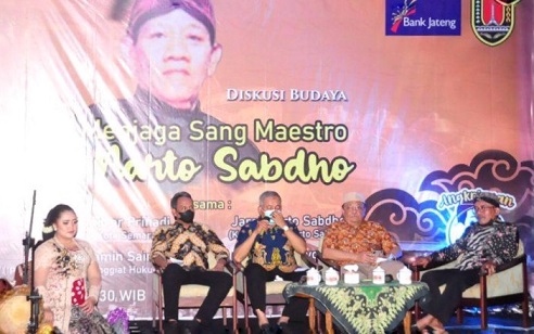 Diskusi budaya Menjaga Sang Maestro Ki Natyo Sabdo di Angkringan Cuprit, Taman Budaya Raden Saleh, Kota Semarang, Selasa malam (9/11).