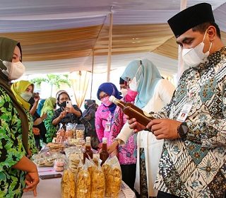 Wakil Gubernur Jawa Tengah, Taj Yasin Maimoen, hadir dan melihat beragam produk olahan dari buah rambutan di Balai Desa Bantarbolang, Pemalang, Rabu (3/11)