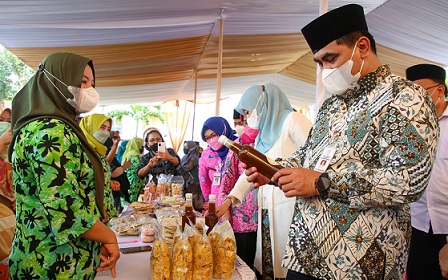 Wakil Gubernur Jawa Tengah, Taj Yasin Maimoen, hadir dan melihat beragam produk olahan dari buah rambutan di Balai Desa Bantarbolang, Pemalang, Rabu (3/11)