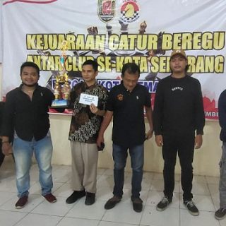 Juara I Kejuaraan Catur Antar Klub Kota Semarang, regu PICC berfoto bersama dengan Ketua Percasi Kota Semarang Didik Saktiaji SKom.