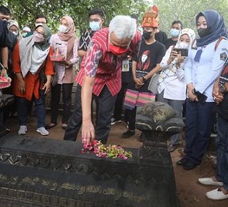 Gubernur Jateng Ganjar Pranowo beziarah ke makam Pocut Meurah Intan di Desa Tegal Sari, Kabupaten Blora. Pejuang yang dijuluki Singa Betina itu akan diusulkan menjadi Pahlawan Nasional
