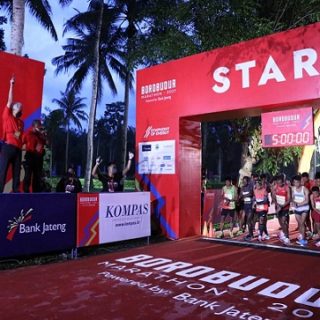 Gubernur Jawa Tengah, Ganjar Pranowo dan Menpora Zainudin Amali melepas peserta lomba lari Borobudur Marathon di Taman Lumbini, kawasan Candi Borobudur Magelang, Sabtu (27/11)