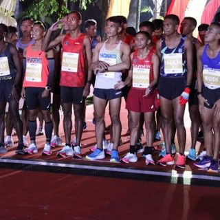 Peserta lomba lari Borobudur Marathon bersiap menaklukkan rute 42,5 km di kawasan Candi Borobudur Magelang, dengan star di Taman Lumbini, Sabtu (27/11)