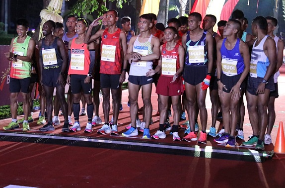 Peserta lomba lari Borobudur Marathon bersiap menaklukkan rute 42,5 km di kawasan Candi Borobudur Magelang, dengan star di Taman Lumbini, Sabtu (27/11)