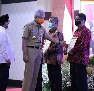 Gubernur Jawa Tengah Ganjar Pranowo menyerahkan penghargaan dari PMI Jateng untuk pendonor sukarela