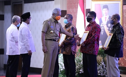 Gubernur Jawa Tengah Ganjar Pranowo menyerahkan penghargaan dari PMI Jateng untuk pendonor sukarela
