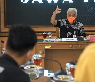 Gubernur Jateng, Ganjar Pranowo, berdiskusi dengan Konfederasi Serikat Buruh Seluruh Indonesia (KSBSI) Jateng di kantornya, Jumat (19/11)