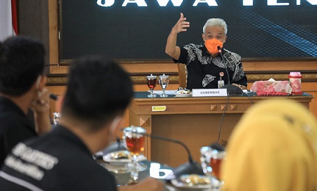 Gubernur Jateng, Ganjar Pranowo, berdiskusi dengan Konfederasi Serikat Buruh Seluruh Indonesia (KSBSI) Jateng di kantornya, Jumat (19/11)