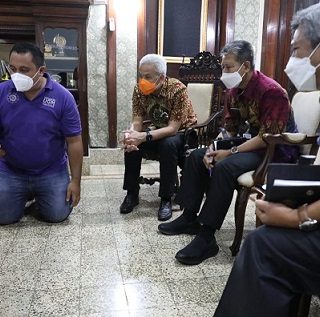 Drone pendukung sektor pertanian karya Albertus Gian dan Anindita Pradana Suteja, dipresentasikan di hadapan Gubernur Ganjar Pranowo