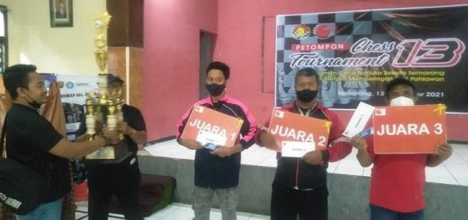 Ketua Percasi Kota Semaarang Didik Saktiaji SKom bersiap memberikan piala kepada Surya Wahyu, juara Petompon Chess Turnament 13.