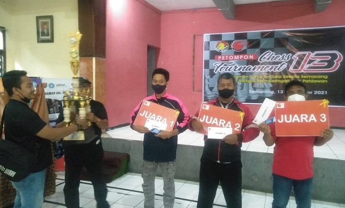 Ketua Percasi Kota Semaarang Didik Saktiaji SKom bersiap memberikan piala kepada Surya Wahyu, juara Petompon Chess Turnament 13.