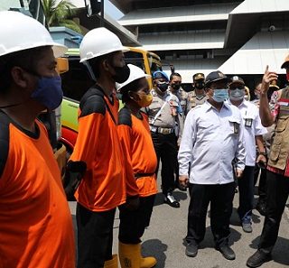 Gubernur Ganjar Pranowo berbincang dengan peserta Apel Kesiapsiagaan Bencana di halaman kantor Gubernur Jateng. Apel juga dihadiri Kapolda, Pangdam, Kajati dan seluruh elemen kebencanaan hingga relawan, Selasa (9/11)