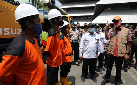 Gubernur Ganjar Pranowo berbincang dengan peserta Apel Kesiapsiagaan Bencana di halaman kantor Gubernur Jateng. Apel juga dihadiri Kapolda, Pangdam, Kajati dan seluruh elemen kebencanaan hingga relawan, Selasa (9/11)