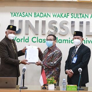 (Dari kiri ke kanan) Drs Bedjo Santoso MT PhD, Prof Hendar, dan Prof Muhammad Zaenuri