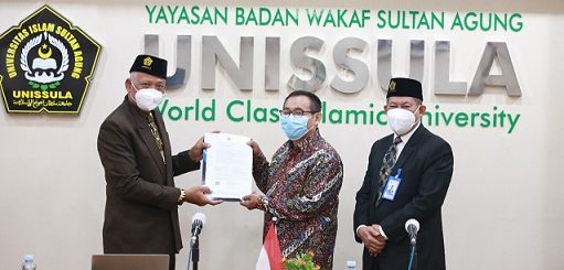 (Dari kiri ke kanan) Drs Bedjo Santoso MT PhD, Prof Hendar, dan Prof Muhammad Zaenuri