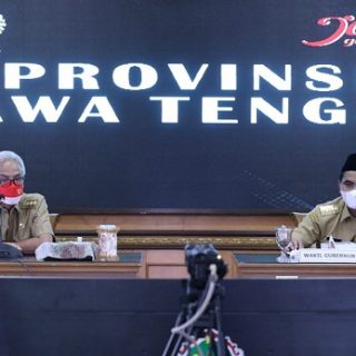Gubernur Jawa Tengah, Ganjar Pranowo, didampingi Wagub Taj Yasin memimpin rapat koordinasi percepatan penanganan Covid-19 di Ruang Rapat lantai 2 Gedung A, Senin (1/11)