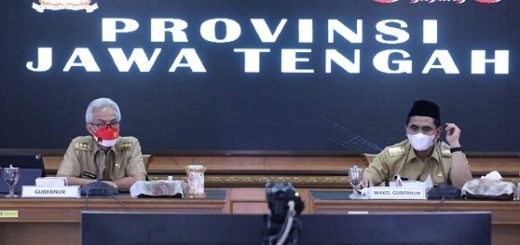 Gubernur Jawa Tengah, Ganjar Pranowo, didampingi Wagub Taj Yasin memimpin rapat koordinasi percepatan penanganan Covid-19 di Ruang Rapat lantai 2 Gedung A, Senin (1/11)