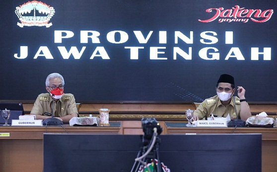 Gubernur Jawa Tengah, Ganjar Pranowo, didampingi Wagub Taj Yasin memimpin rapat koordinasi percepatan penanganan Covid-19 di Ruang Rapat lantai 2 Gedung A, Senin (1/11)