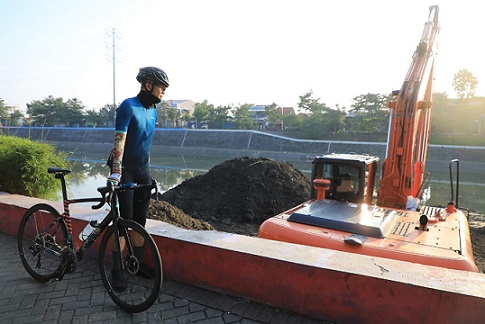 Gubernur Jateng, Ganjar Pranowo, mengecek kesiapan alat dan petugas jaga beberapa rumah pompa Kanal Banjir Barat Kota Semarang, Selasa (9/11).