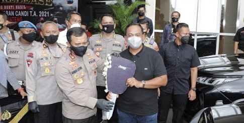 Penyerahan secara simbolis dilakukan Kapolda Jateng, Irjen Pol Ahmad Luthfi kepada pemilik mobil mewah Jeep Rubicon